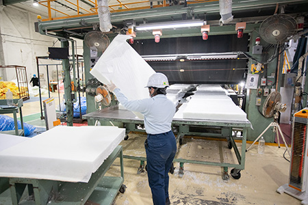 グラスウール製造ラインの検査・梱包工程