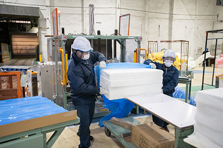 グラスウール製造ラインの検査・梱包工程