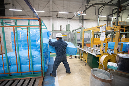 グラスウール製造ラインの検査・梱包工程