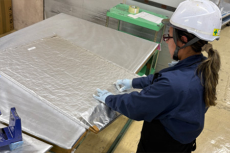 真空加工した製品の余剰部分を折り曲げます。