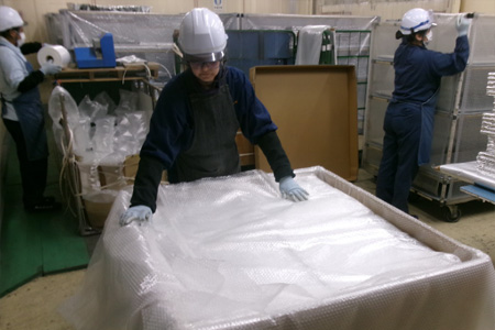 一枚一枚性能検査をし、外観検査梱包をします。