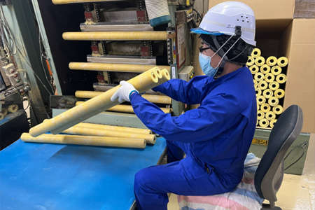 外観検査をし、製品を段ボール箱に詰めます