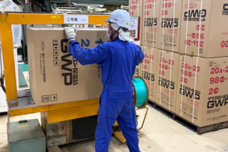 製品にバンドをかけパレットに積み並べます。